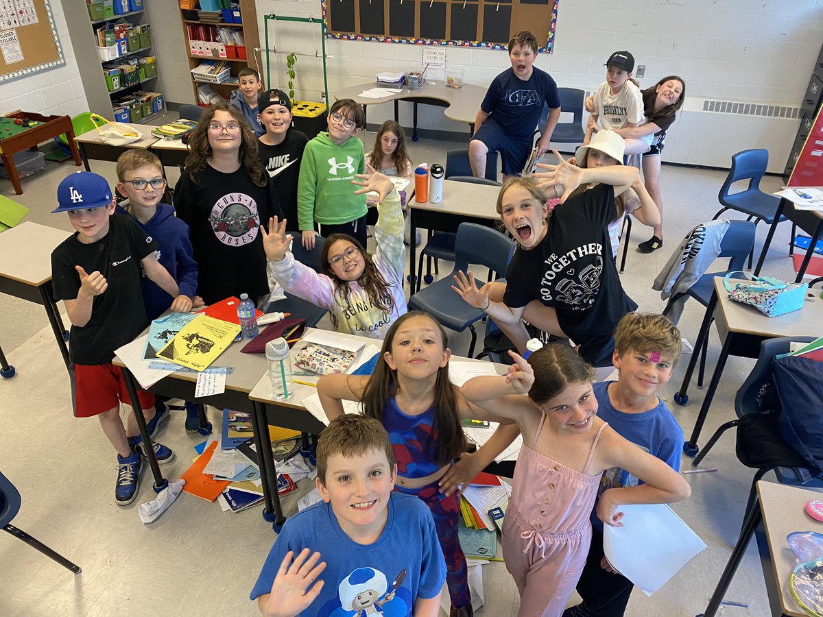 Listening to tunes, cleaning out desks and having a laugh! <a href="/AdmiralsAcad_NL/">Admiral’s Academy Navigators 🏳️‍🌈</a>