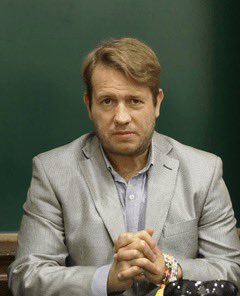 “Nicolás Márquez”

Porque el biógrafo de Milei se preguntó por que la policía decidió "malgastar algo tan saludable como el agua", si tenía "balas a disposición" para dispersar a los manifestantes afuera del Congreso.