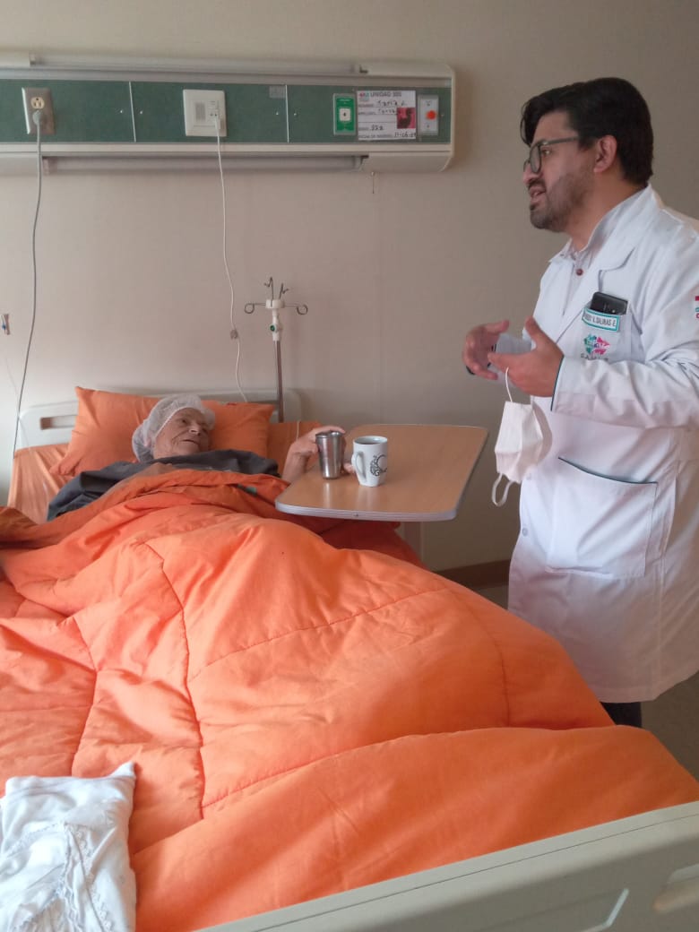 rtp_bolivia's tweet photo. #RTPIinforma
🚨AMPARO CARVAJAL FUE OPERADA CON ÉXITO

El médico del Hospital de #Cotahuma Alfredo Salinas informó este jueves que la intervención quirúrgica al fémur izquierdo de la presidenta de la Asamblea Permanente de Derechos Humanos (#APDHB), Amparo Carvajal, fue exitosa y anunció que la paciente empieza con su recuperación.

“#AmparoCarvajal acaba de salir del procedimiento quirúrgico que se le había programado para hoy (jueves) en la mañana. Se ha hecho una reducción de una fractura de fémur izquierdo, ha salido bien la cirugía gracias a Dios y bueno al equipo de traumatología”, informó Salinas.

El martes, la presidenta de la APDHB sufrió una caída en su casa, como consecuencia de esto se fracturó el fémur de su pierna izquierda.

🏥“Yo calculo que va a ser buena y favorable al momento, tenemos que decir que la intervención ha sido un éxito, ella ha salido estable, ahora está en sala y veremos en el transcurso de estos días como va comportándose ella misma después de haber sido intervenida quirúrgicamente”, insistió Salinas.

(BRÚJULA DIGITAL)