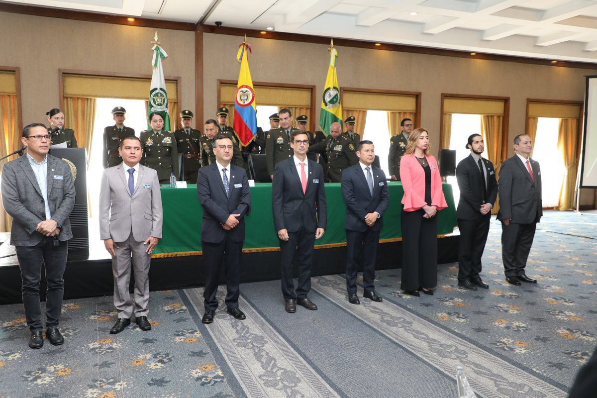 PosgradosPonal's tweet photo. Apertura del Curso Estratégico en Seguridad Pública #CESEP-BECAROS 2024-II. Desde @posgradosponal, estamos listos para iniciar esta experiencia académica en la que aportaremos nuestro conocimiento y potencialidad para fortalecer el liderazgo y capacidades de @PoliciaColombia. https://t.co/oKkgUYBZ1x