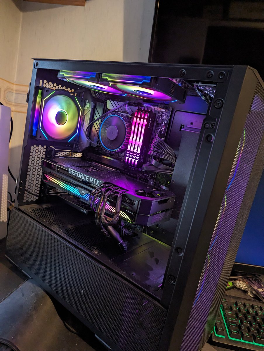dragonofanarcy's tweet photo. Upgrades people upgrades, new GPU day, should of been 5 minutes took almost an hour to fit https://t.co/cLQ21WKi84