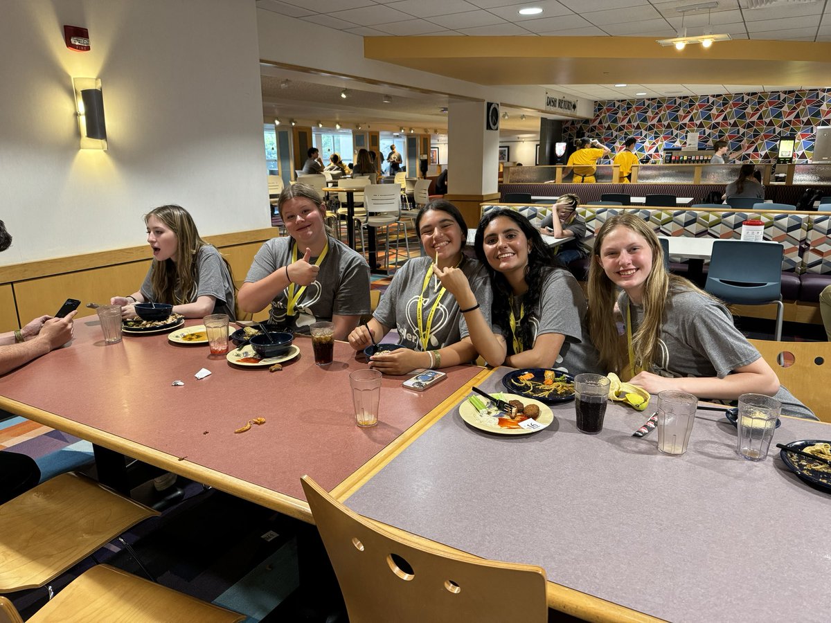 BoilerVetCamp's tweet photo. #TeamCash💰 enjoying a dinner after a fun day! 

#lifeatpurdue #boilerup #boilervetcamp #pucvm https://t.co/CPKrlEnQDQ