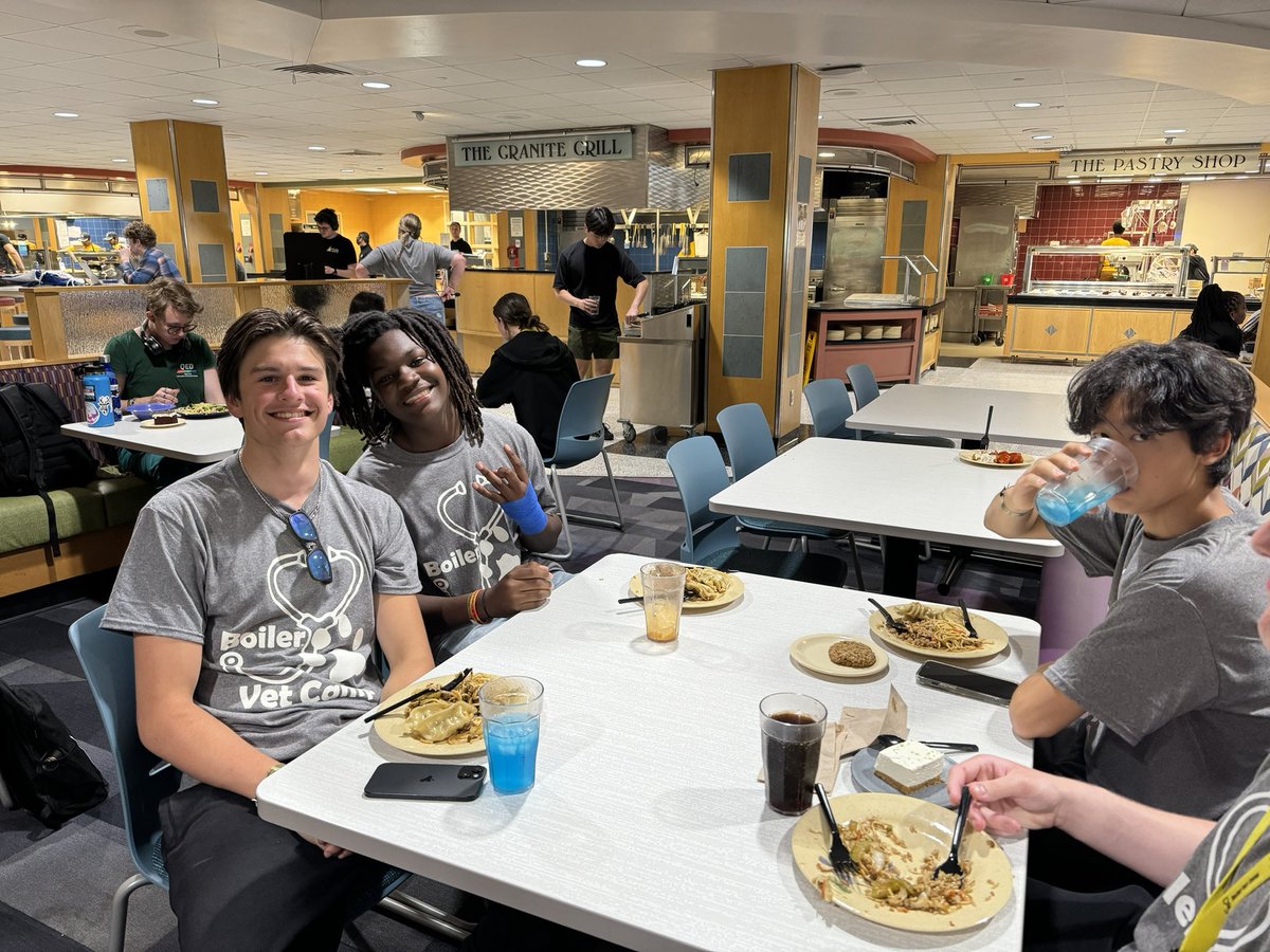 BoilerVetCamp's tweet photo. #TeamCash💰 enjoying a dinner after a fun day! 

#lifeatpurdue #boilerup #boilervetcamp #pucvm https://t.co/CPKrlEnQDQ