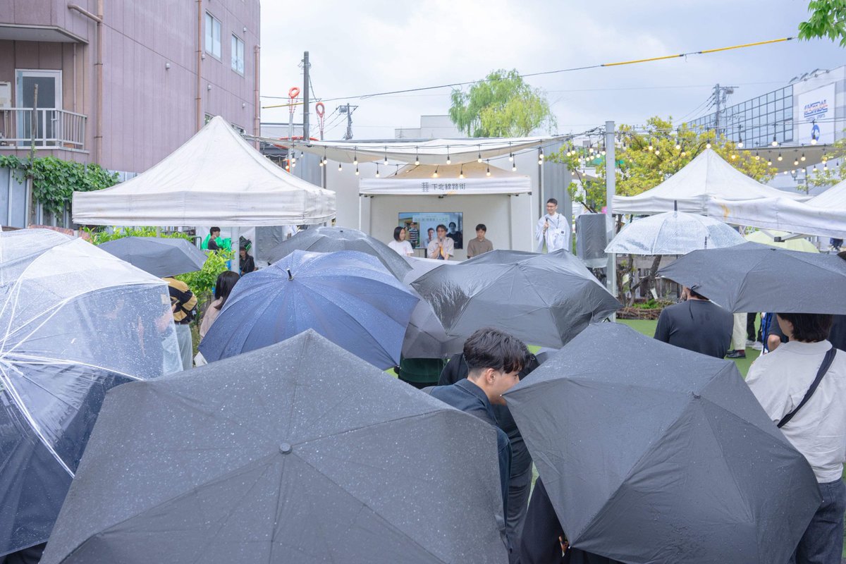 katachitonakami's tweet photo. 『フードトアーキフェス2024』開催しました！！
当日は雨が降ったり止んだりの天候にも関わらず本当に沢山の方にお越し頂けて感謝。
建築好きも通りすがりの人も、みんなが思い思いに楽しんでもらえて嬉しい光景でした◎
新しい建築イベントの可能性をビシビシ感じ絶対来年もやる！
photo:tetu kimura https://t.co/Hmdku4pKKa