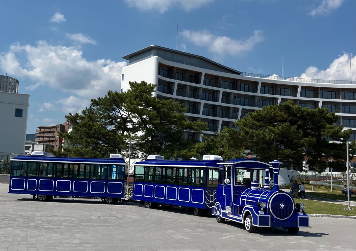 Kobe_SumaSea's tweet photo. 須磨駅からビーチトレインへ乗って #神戸須磨シーワールド へ
須磨駅から海を眺めながら涼しい車内で移動しませんか？
車イスの方もご利用可能です。
▼詳しくは、コチラ▼
https://t.co/ndS0q0NG8p

#水族館 #神戸 #神戸須磨 #須磨シー #シャチ #スマシー #公式キャラクター #オルシー #西日本唯一 #神戸観光 #関西観光 #日本観光 #神戸旅行 #kobe #kobesumaseaworld #aquarium #ビーチトレイン