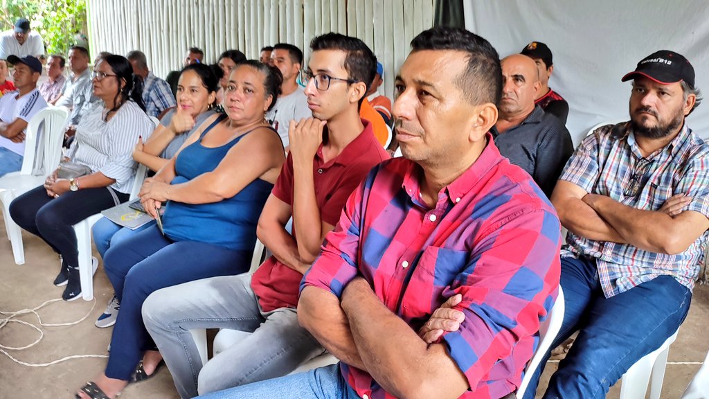 Agricultura_CZ4's tweet photo. #Manabí| Participamos en capacitación con productores pecuarios del cantón #Olmedo, sobre estabilización genética de bovinos adaptados al trópico de la provincia, el propósito del mejoramiento genético es optimizar los porcentajes de fertilidad del hato
#ElNuevoEcuadorResuelve 🇪🇨 https://t.co/wM4i61w4bM
