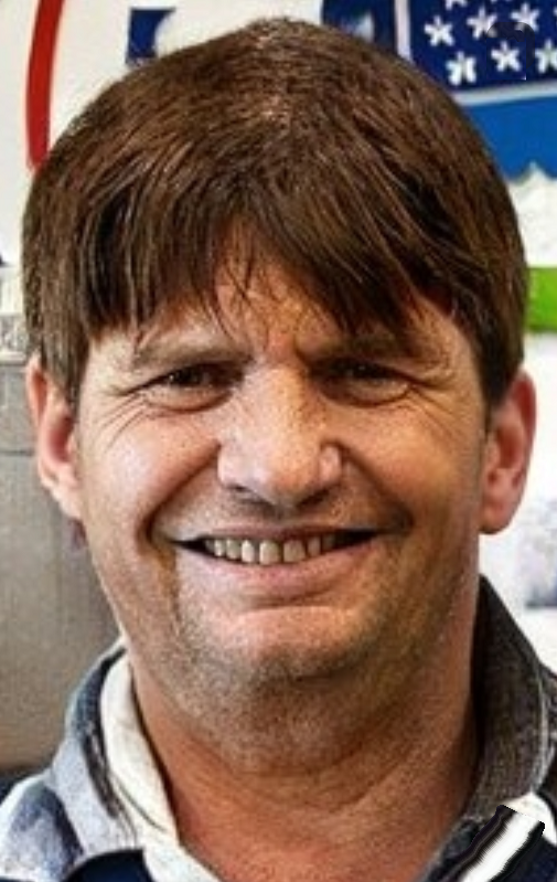 este es Tomás Albino Lapatto, tiene 20 años, trabaja en el Ministerio de Seguridad y ayer estaba haciendo vandalismo como infiltrado. Ayudame a escracharlo para que actúe un fiscal de oficio.