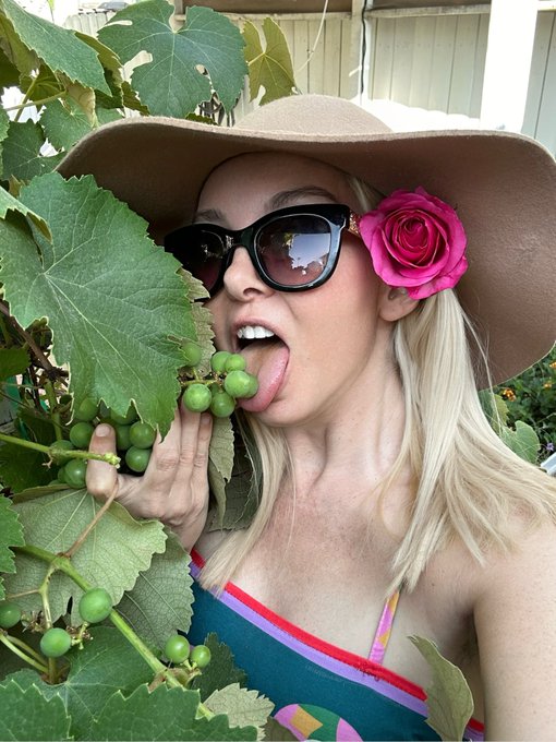 2 pic. ?? oral fixation https://t.co/UkLx60cW6D https://t.co/ScuOrF6JOI