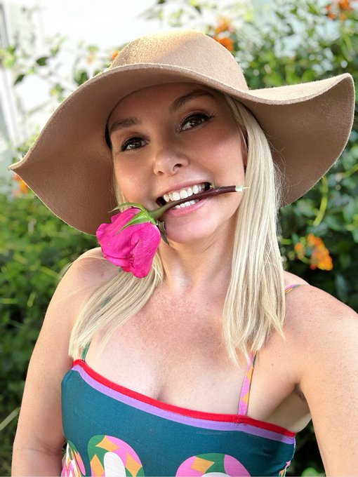 1 pic. ?? oral fixation https://t.co/UkLx60cW6D https://t.co/ScuOrF6JOI