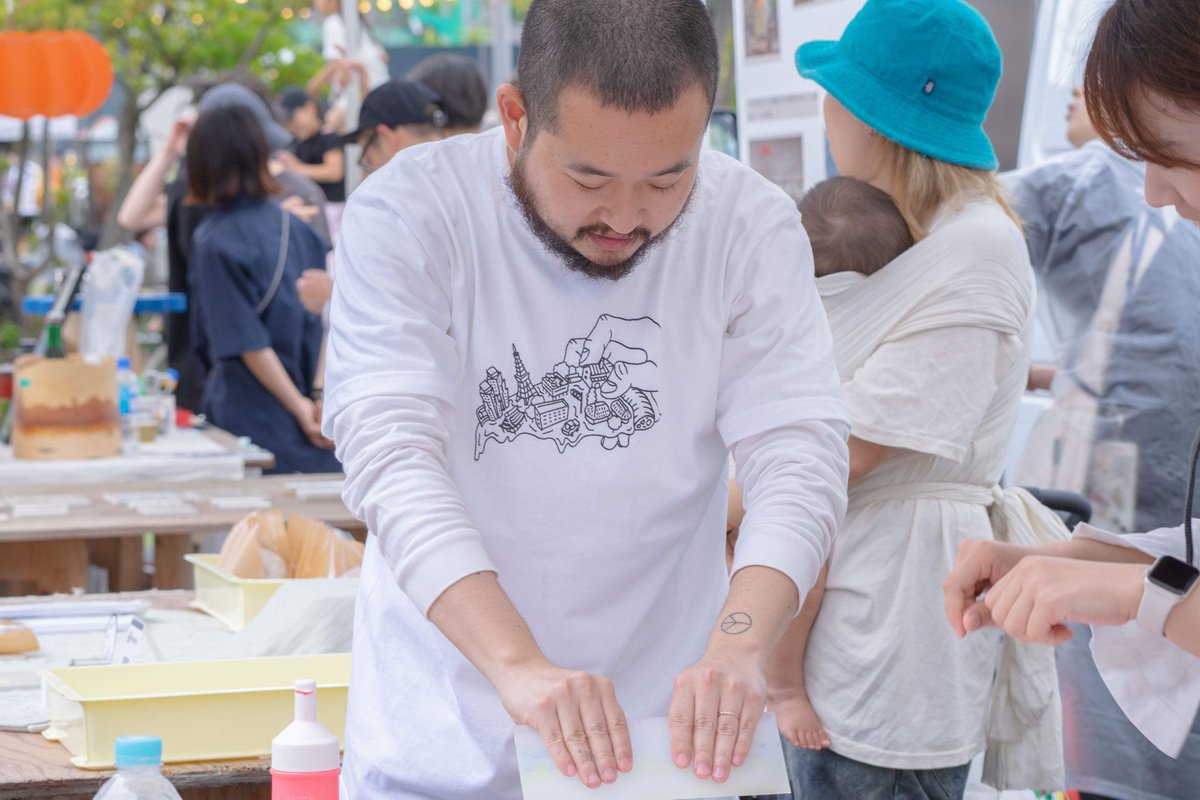 katachitonakami's tweet photo. 建築家の展示と建築家が関わる飲食店のタッグという形で全8組が集結！！
CaDのホットドッグやパカラのカレー、platのクロワッサンなど早い時間帯で完売してしまう物も出る盛況ぶり。
Tシャツにピザシティのイラストをシルクスクリーン出来るワークショップや、石積みワークショップも人気でフル稼���◎ https://t.co/wXFYwXhtrx