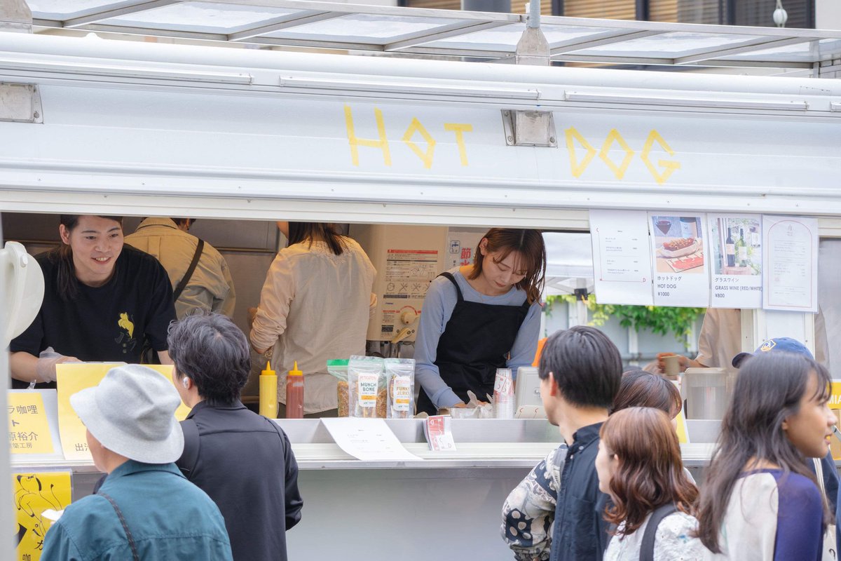 katachitonakami's tweet photo. 建築家の展示と建築家が関わる飲食店のタッグという形で全8組が集結！！
CaDのホットドッグやパカラのカレー、platのクロワッサンなど早い時間帯で完売してしまう物も出る盛況ぶり。
Tシャツにピザシティのイラストをシルクスクリーン出来るワークショップや、石積みワークショップも人気でフル稼���◎ https://t.co/wXFYwXhtrx