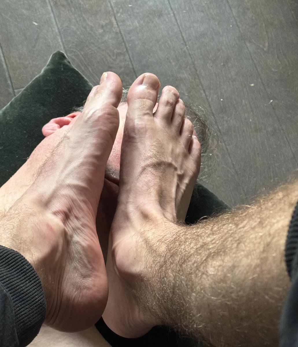 MasterTonyT's tweet photo. Look who came to celebrate reaching 5K followers under my perfect manly feet🤘

You wish it was you 😏 Send instead ! https://t.co/xlxpGLQfbj