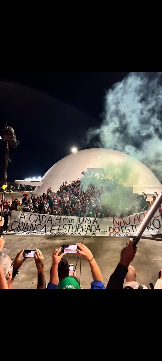 fabiofelixdf's tweet photo. Em Brasília agora as mulheres dizem NÃO ao PL dos estupradores! https://t.co/2qBtXoCR1B