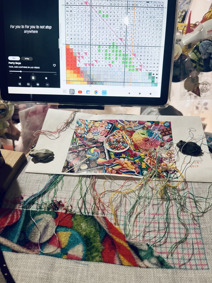 317stitch's tweet photo. 数万年ぶりに作業部屋使えるようにしたので（片付いたとは言っていない） #Candylicious 再開していたりなど
タブレット分割表示できることに気づいて歌詞見ながら刺せることに歓喜😀

仕事を扶養以上フルタイム未満に増やしたのでさらに進みは遅くなってるけどぼちぼちやりますー

#みーなさんの進捗 https://t.co/ofPYehOcjl