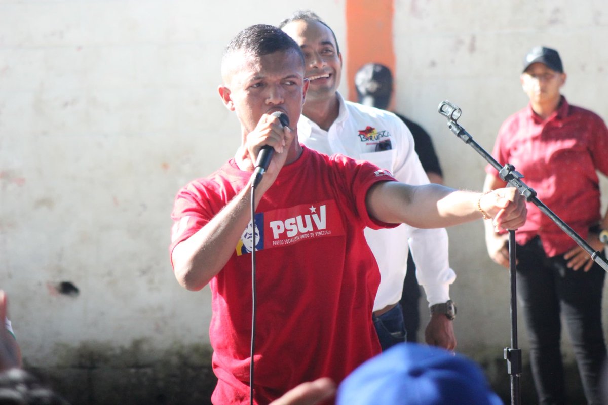eduardopiate2's tweet photo. Encuentro organizativo con las estructuras de base del ⁦@PartidoPSUV⁩ del mcpio Biruaca. Una buena asamblea en la que trazamos orientaciones políticas y organizativas para garantizar la victoria reeligiendo a ⁦@NicolasMaduro⁩ el 28 de julio ⁦⁦@dcabellor⁩ https://t.co/MTCFnz720J