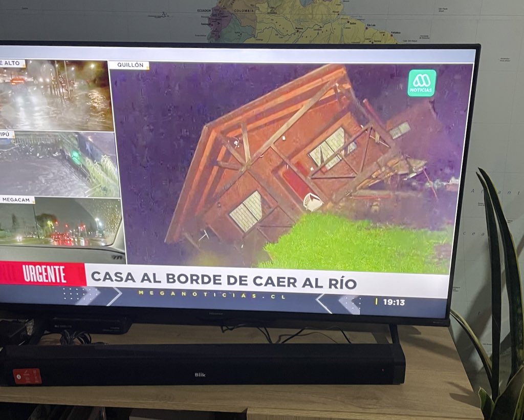mhuertoca's tweet photo. @meganoticiascl #urgente @rodrigosepu qué onda la obsesión por que caiga la casa de #QUILLON han estado todo el día grabándola. Prioricen noticias, hay gente de regiones que la está pasando horrible. Cubran más áreas. @TVN @24HorasTVN @chvnoticias https://t.co/wHWH0F6SuP