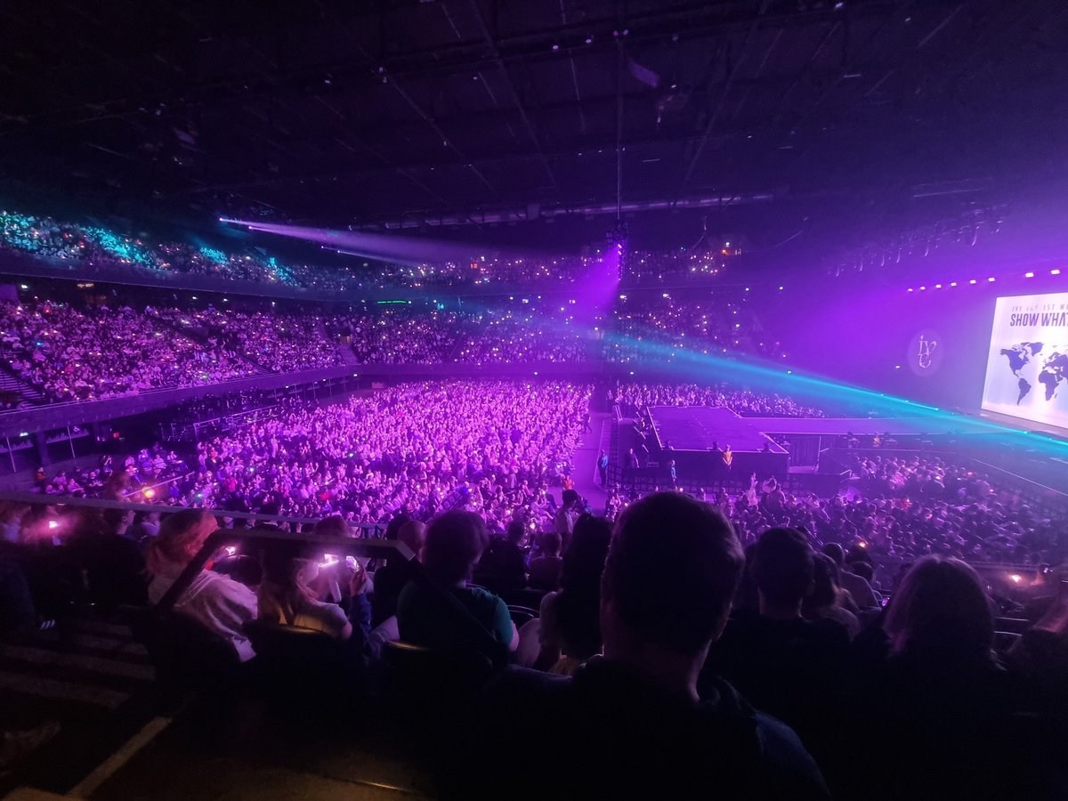 BluePelargonium's tweet photo. #IVE #IVEamsterdam https://t.co/YppozTyCH1