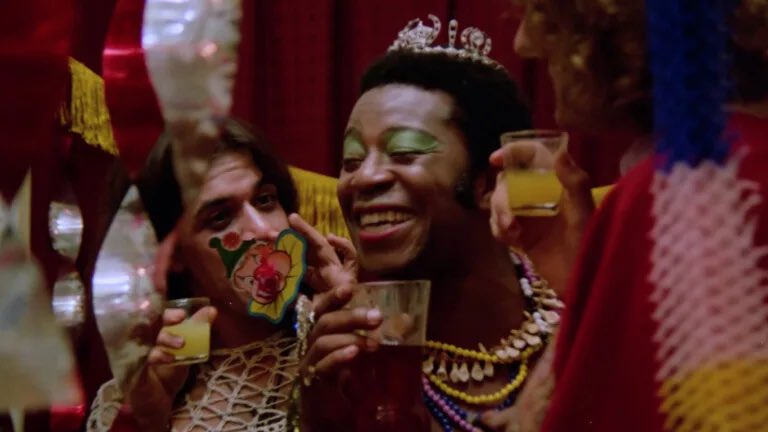 CineMarcha's tweet photo. Lançado em 1974 A Rainha Diaba se mostra uma obra ousada e que nos mostra a importância da representação do imaginário travesti brasileiro, a narrativa é arrojada e se destaca por um retrato expressivo de uma comunidade jogada nos antros de prostituição e tráfico de drogas. https://t.co/sSvO1PG8By
