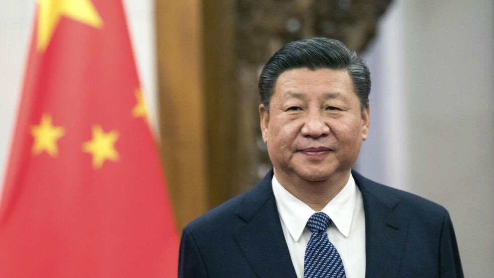 MartinDandach's tweet photo. Me resulta maravillosa la capacidad de Xi Jinping de doblegar a Javier Milei. Ya es la tercera vez que lo hace desdecirse. Ahora lo hace viajar a China un 4 de julio para renovarle el swap. La debilidad económica del gobierno y su improvisación van a hacer que Milei homenajee y le de una ofrenda floral a la estatua de Mao Zedong.
