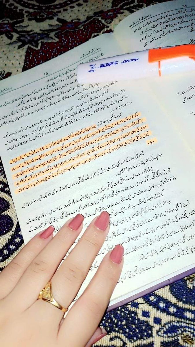 🍁"یہ جو سر گشتہ سے پھرتے ہیں کتابوں والے...
ان سے مت مل کہ انہیں روگ ہیں خوابوں والے...!!!
اب تو سب دشنہ و خنجر کی زباں بولتے ہیں...
اب کہاں لوگ محبت کے نصابوں والے..."❤️🥀