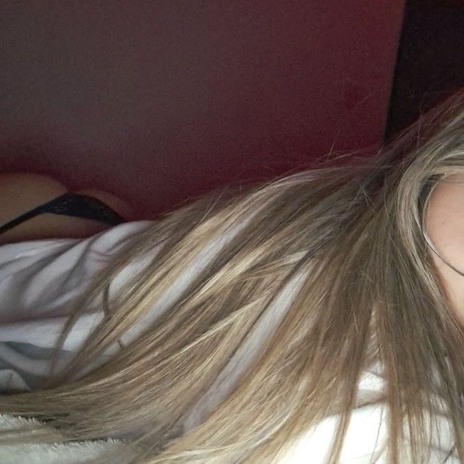 ESUsSweetheart's tweet photo. anyone awake?? 

i’m pretty lonely. https://t.co/6AKxJ2MBfR