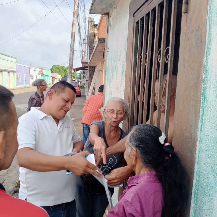 sansimon_ad's tweet photo. Vamos para adelante!
#13jun Contacto directo  visita casaxcsda calle 27,CDI Bajos Araguaney sector Viento Colao enseñando como votar este 28J junto a nuestros compañeros Elvis Díaz,Dexi Campos  AD En Resistencia y en compañía en UNIDAD de la Sra Amarislis Salazar de GUNE.
#Unidad https://t.co/hh27ni865t