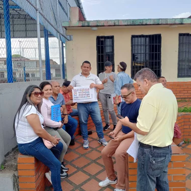 sansimon_ad's tweet photo. Vamos para adelante!
#13jun Contacto directo  visita casaxcsda calle 27,CDI Bajos Araguaney sector Viento Colao enseñando como votar este 28J junto a nuestros compañeros Elvis Díaz,Dexi Campos  AD En Resistencia y en compañía en UNIDAD de la Sra Amarislis Salazar de GUNE.
#Unidad https://t.co/hh27ni865t