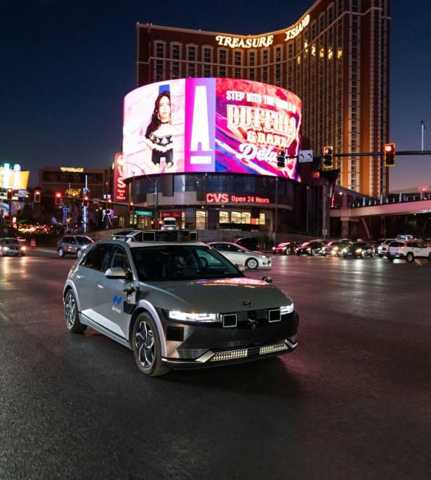 LVA_Tweet's tweet photo. Question of the Day- Are Driverless Rideshare Cars Still Running in Downtown Las Vegas? https://t.co/LHjtgeAtRV #lva #qod #vegas #lasvegas #downtownvegas #driverlessvehicles https://t.co/gMnlMSloq2