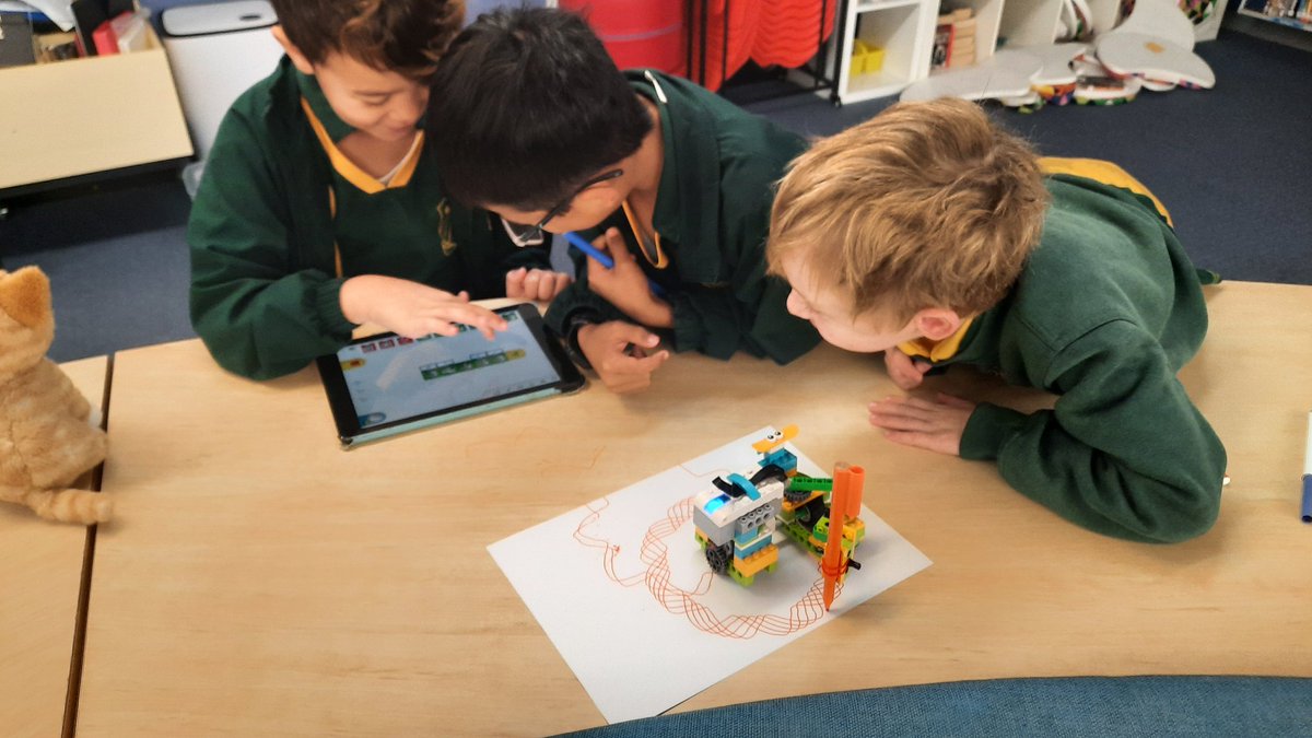 We are learning to code robots. These robots are drawing pictures. #1RKPS #lovewherewelearn <a href="/NSWEducation/">NSW Dept of Education</a>