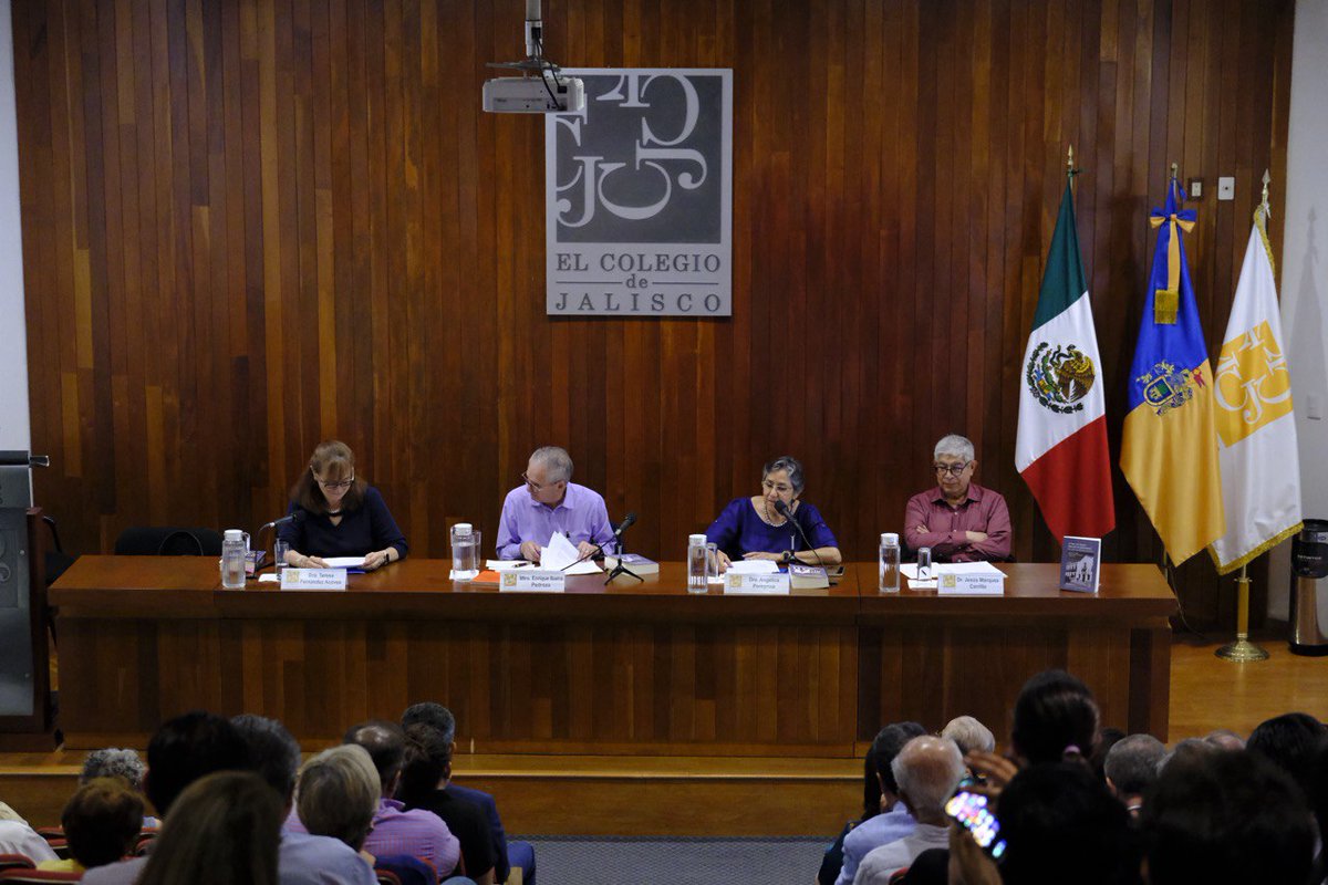 JCFloresMiramon's tweet photo. Qué interesante conocer la historia de la impartición de la educación en Jalisco a través de dos siglos de su historia con el libro ¿Cómo nos hemos educado los jaliscienses?, coordinado por Angélica Peregrina y Manuel Moreno Castañeda, presentado en el @Coljalisco. ¡Enhorabuena! https://t.co/xeSDJkXFGQ