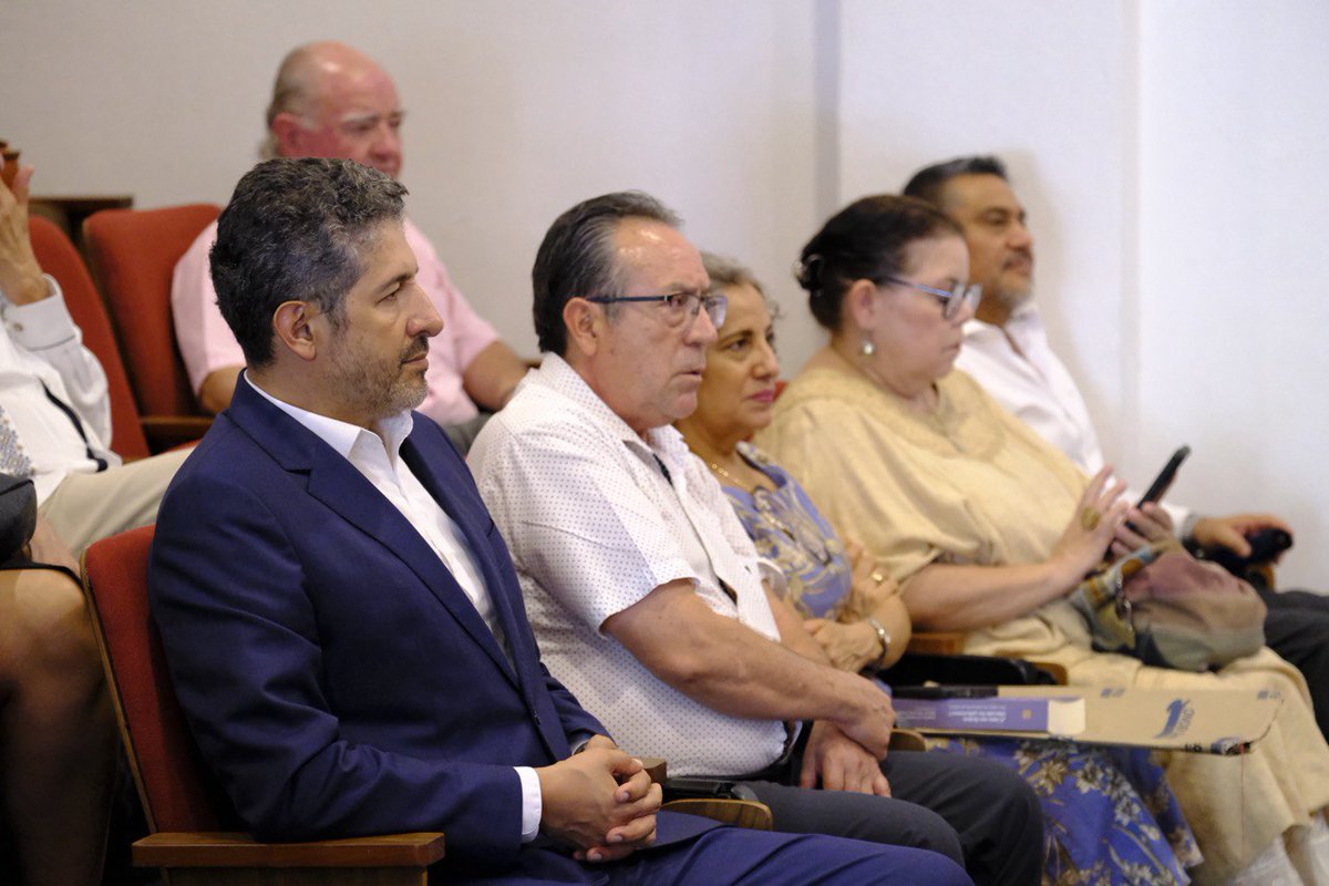 JCFloresMiramon's tweet photo. Qué interesante conocer la historia de la impartición de la educación en Jalisco a través de dos siglos de su historia con el libro ¿Cómo nos hemos educado los jaliscienses?, coordinado por Angélica Peregrina y Manuel Moreno Castañeda, presentado en el @Coljalisco. ¡Enhorabuena! https://t.co/xeSDJkXFGQ