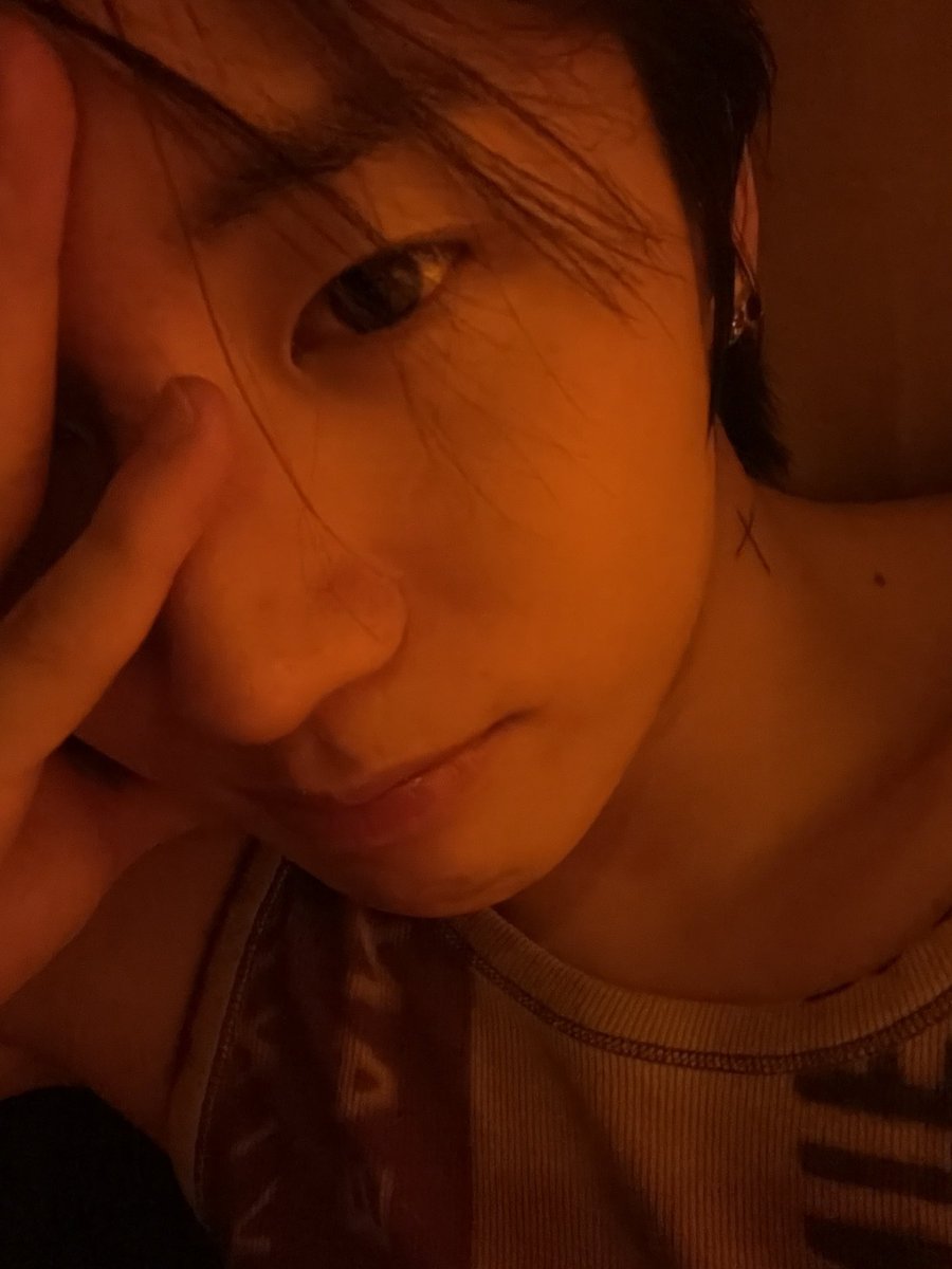 JUSTB_twt's tweet photo. [#건우] 일어나라

#JUSTB #저스트비 #GEONU https://t.co/NaHMwEP7oc