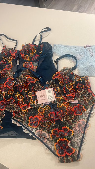 I bought more fenty but idk if yall wanna see it 😶 https://t.co/aiPhRcq5vW