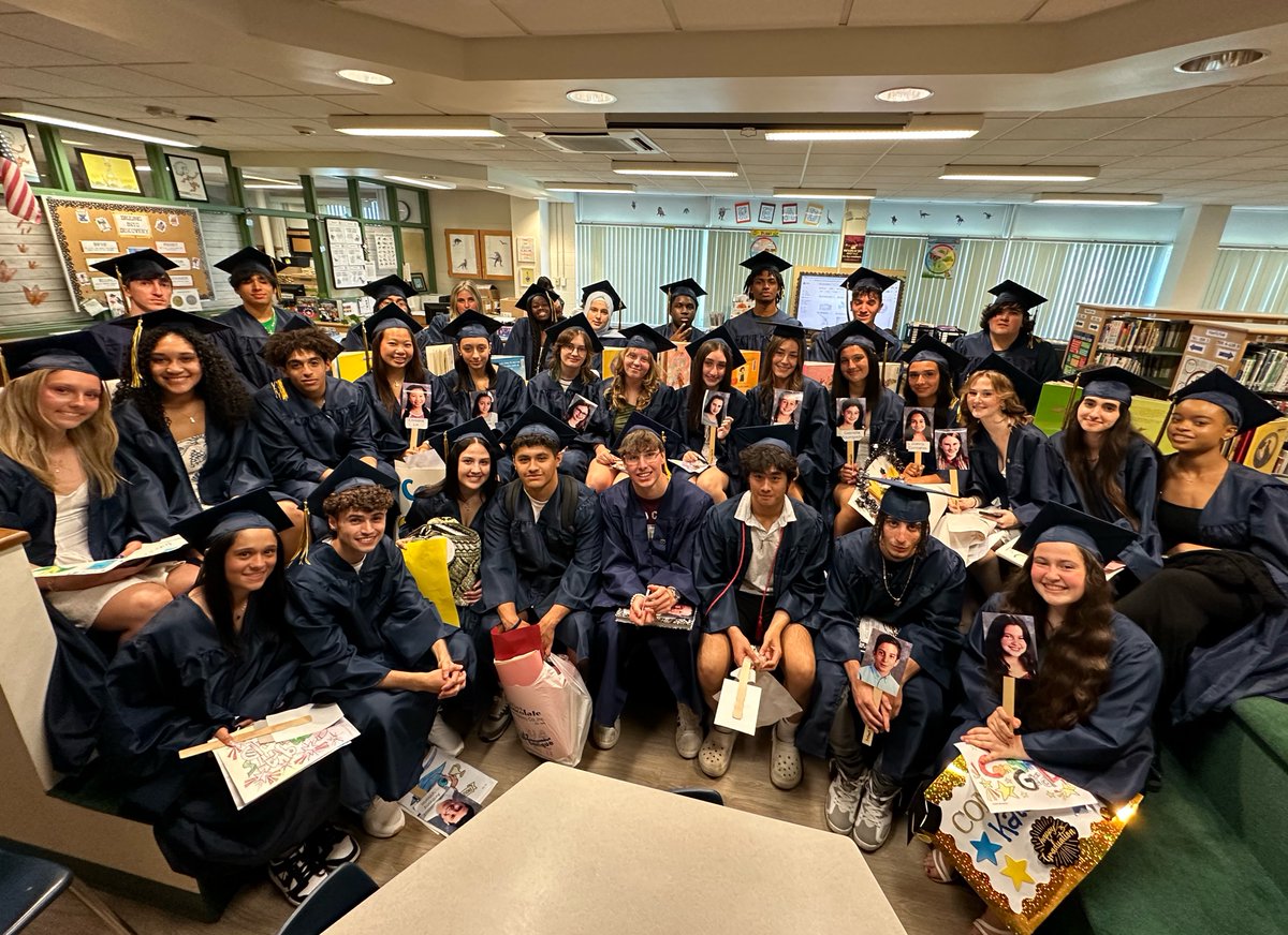 afbookmark's tweet photo. @WestBabylonUFSD seniors revisted @FAElementary  for their Senior Walk Through. Congrats to the seniors who carried photos of their former fifth-grade selves as they traveled the hallways of Forest Avenue. Their trip down memory lane was filled with smiles! https://t.co/35fKFVYdPE