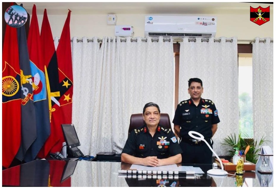 artrac_ia's tweet photo. Lt Gen Manjinder Singh, #GOCinC & All Ranks of #ARTRAC congratulate Brig Satyavir Shokeen on taking over as the #Commandant of Combat Army Aviation Training School #CAATS.
#CombatAviation
#CAATS
#ARTRAC
@adgpi https://t.co/a8RGbtl50p