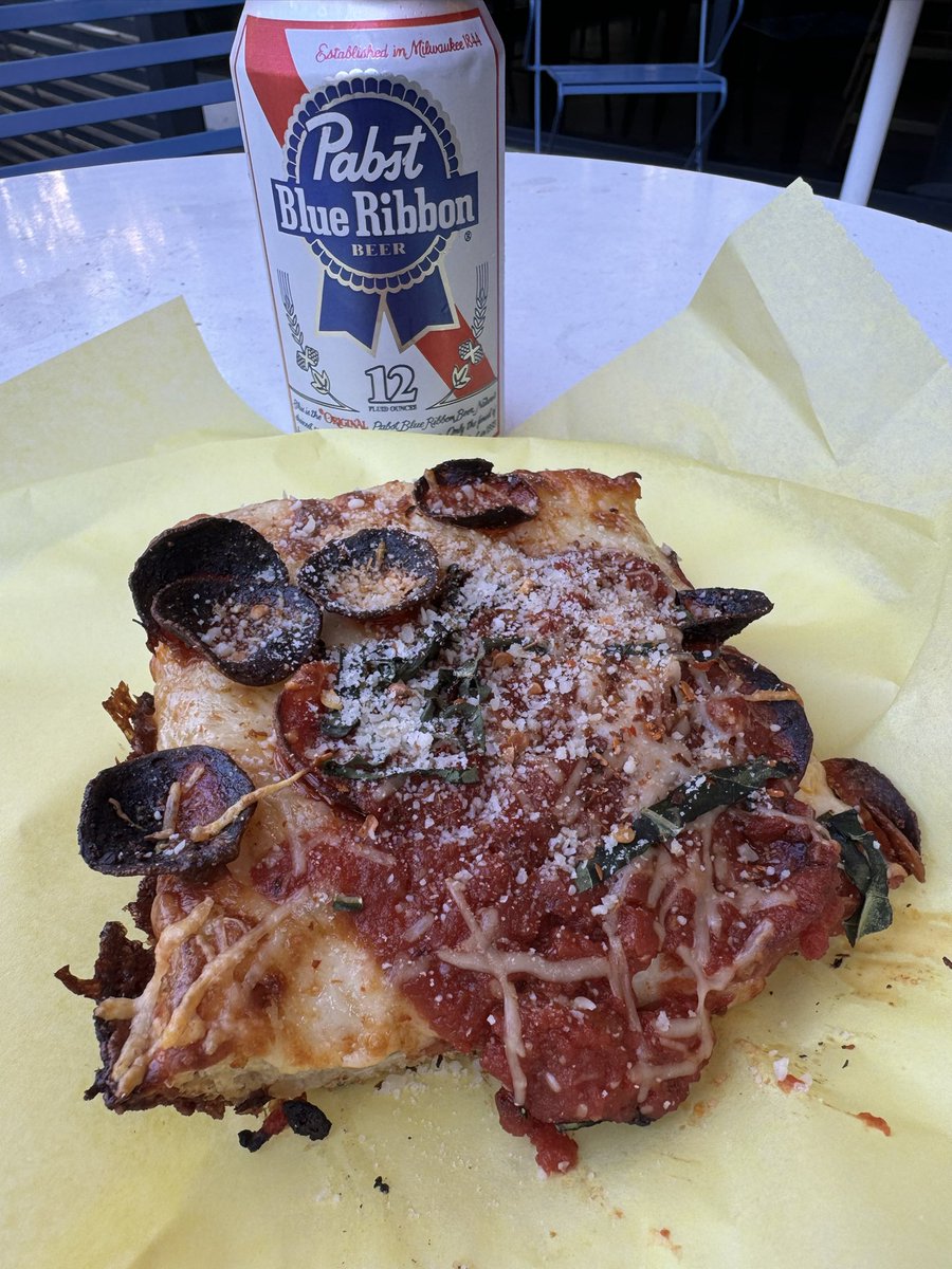 CoachHop's tweet photo. ๐๐บ #Thursday #HappyHour #FridayEve #FridayJr #Pregamefortheweekend #TnTPizza #DetroitStyle @PabstBlueRibbon #Oldschoolbeer @eastvillagesd https://t.co/JZZS1iVnDT