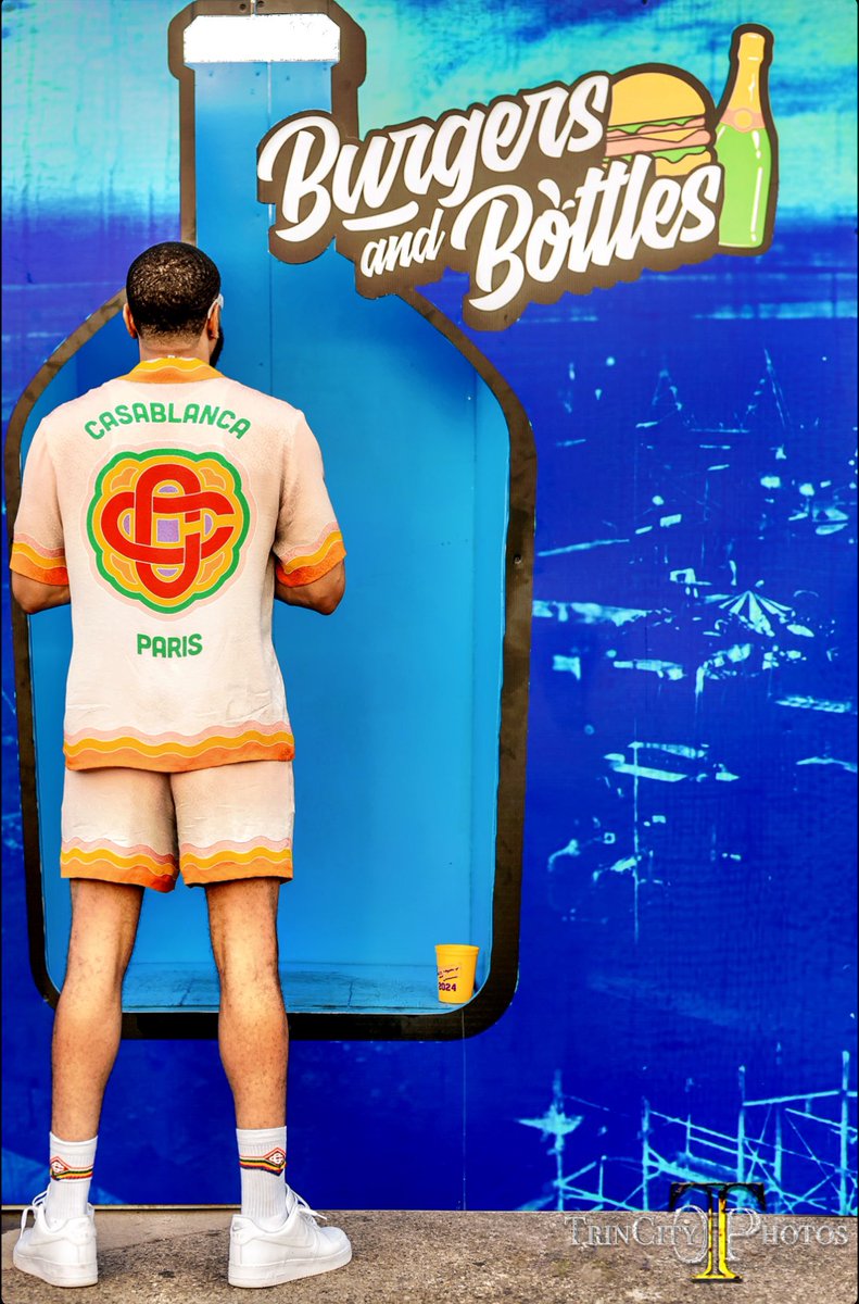 Mannyodreams's tweet photo. She said she wanted Burgers, 
And I said I wanted Botttles, 
So i said lets go to Mi Casa, 
and at the end I wanna see Blanca … 

#BurgersAndBottles
#CasaBlanca
#IShouldBeARapper https://t.co/hVoCXRV9LR