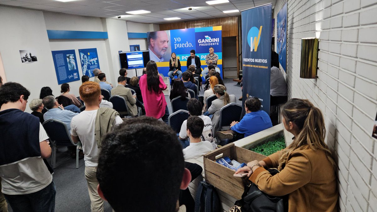 El precandidato a la Presidencia <a href="/jorgegandini/">Jorge Gandini</a> escucha a los jóvenes que han estudiado la realidad de la participación de los jóvenes en la política. Presentan la idea de reformar la Constitución para que los jóvenes accedan al Parlamento. Por La Patria tiene la lista más joven.