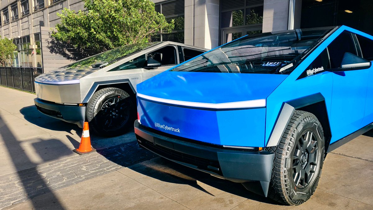 BlueCybertruck's tweet photo. Had a surprise family reunion in Jersey City, NJ when our Blue Cybertruck spotted his Silver cousin straight from Texas! 🚗💙🚗 #bluecybertruck #cybertruck #tesla #FamilyReunion #JerseyCity #TeslaLove https://t.co/zGQbslOYyN