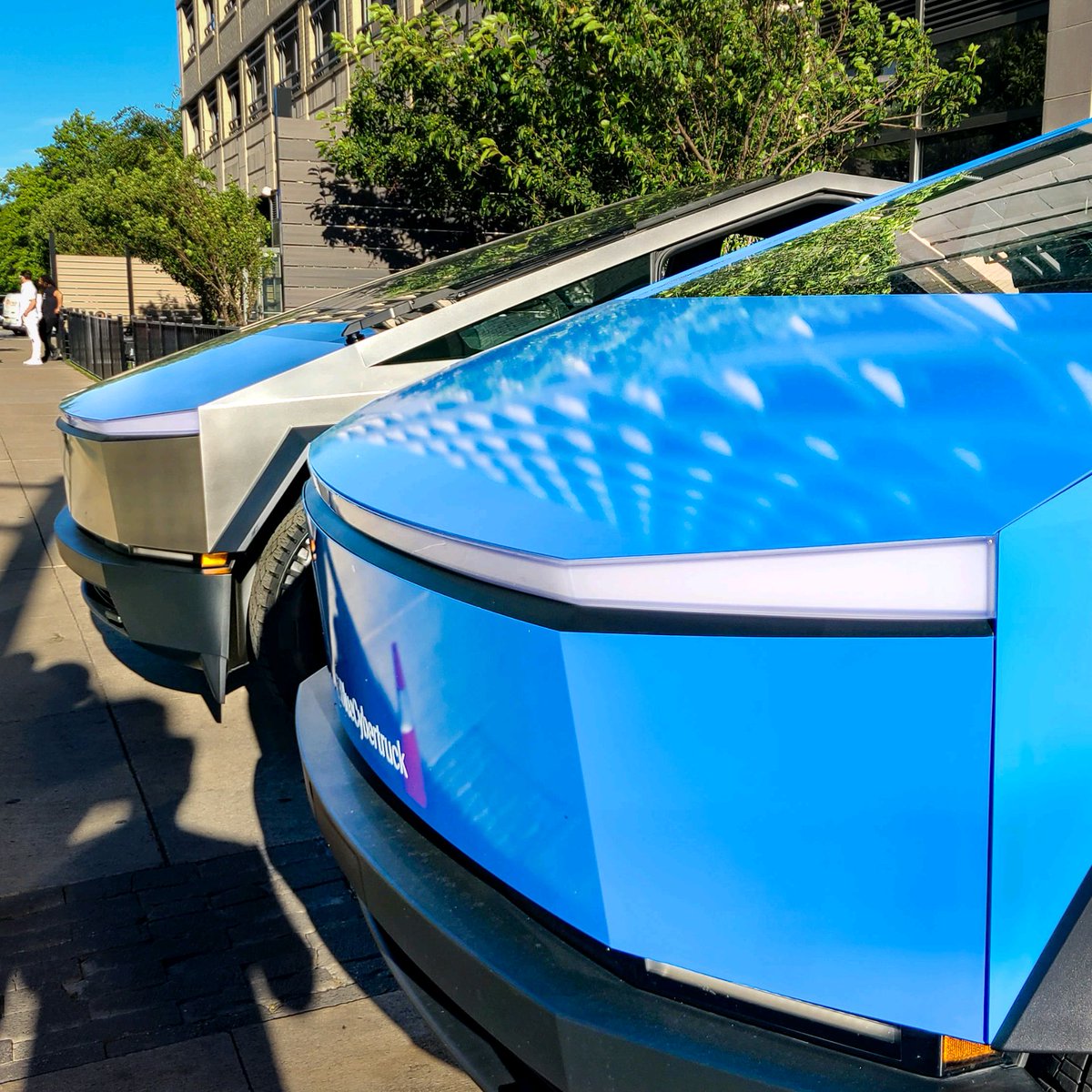 BlueCybertruck's tweet photo. Had a surprise family reunion in Jersey City, NJ when our Blue Cybertruck spotted his Silver cousin straight from Texas! 🚗💙🚗 #bluecybertruck #cybertruck #tesla #FamilyReunion #JerseyCity #TeslaLove https://t.co/zGQbslOYyN
