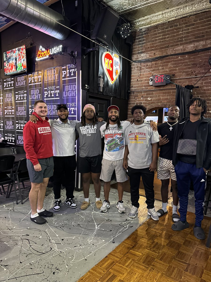 i_am_jg6's tweet photo. Great fellowship with the RBs tonight 
#KOJ #GRIT #GORILLAS https://t.co/GIxCxhJFBx