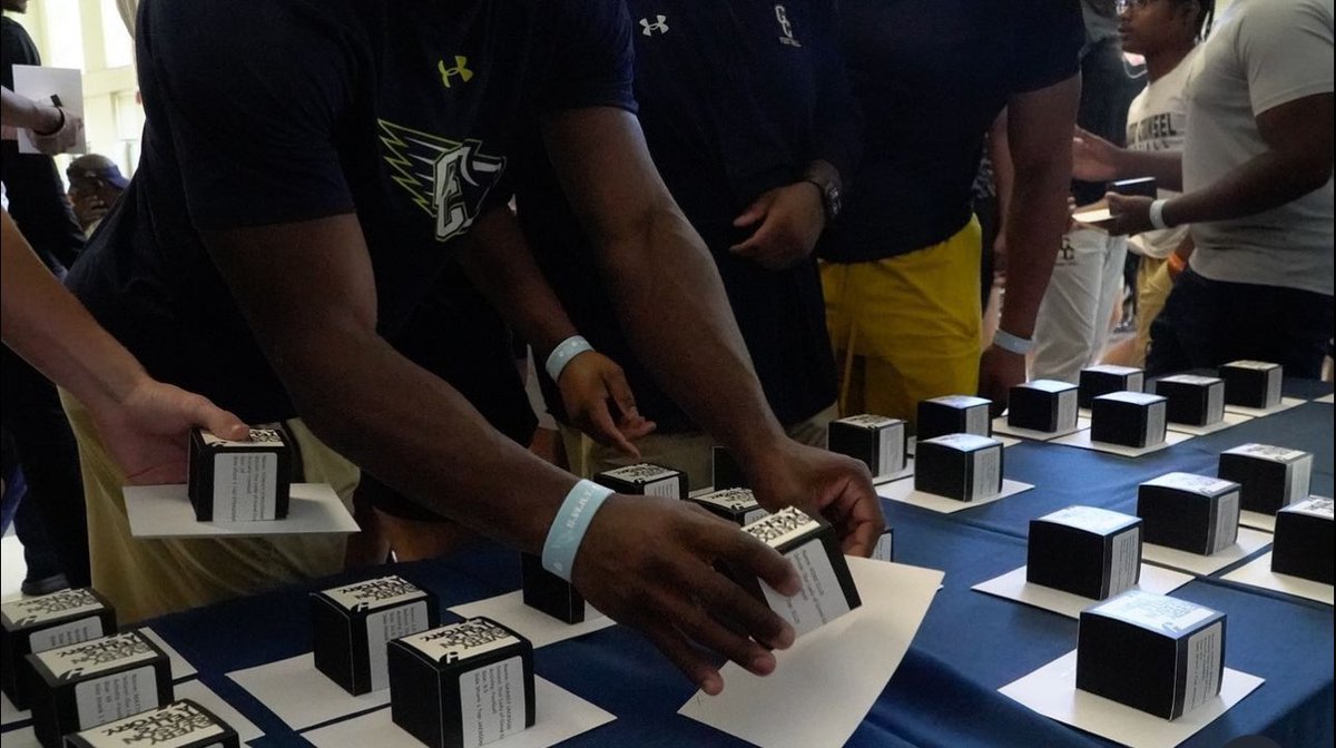 gcfootball's tweet photo. Ring Ceremony 💍 🏆
#WeAreGC #RingEm #WhatsImportantNow https://t.co/CstXuYN2ZB