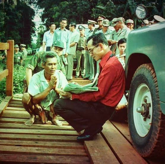 uniam_t's tweet photo. #KingBhumibol https://t.co/2M7BcGBUtk