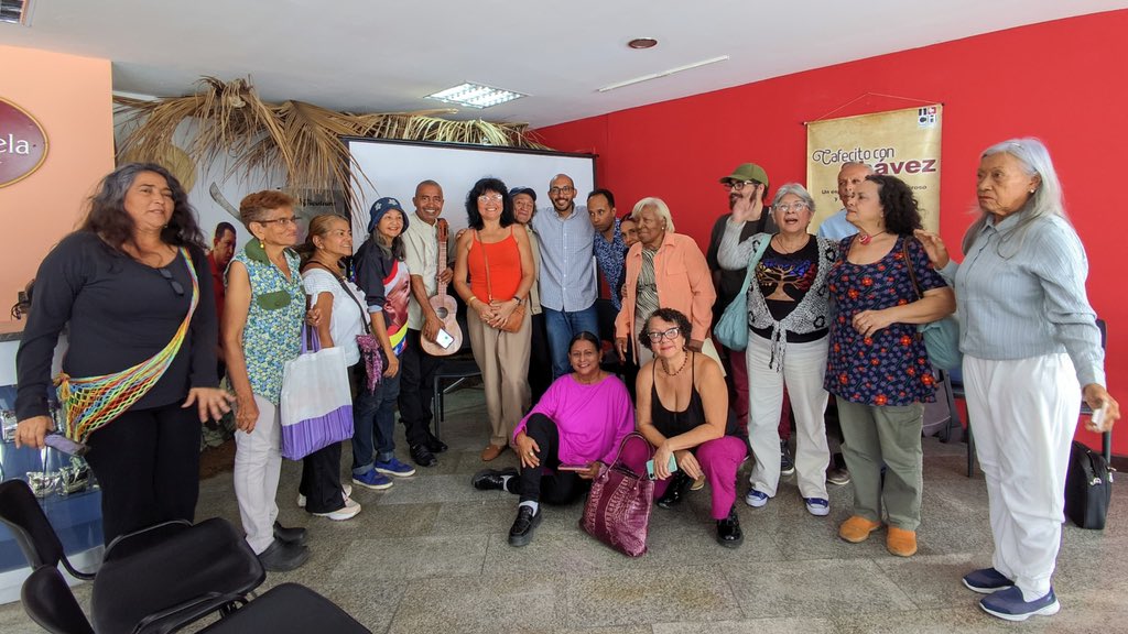 InstitutoHugoCH's tweet photo. #13Junio | Cantautores, poetas y poetisas elevan sus versos en homenaje al Cmdte Hugo Chávez, durante actividad organizada por el @InstitutoHugoCH en la sede del café “El Arañero de Sabaneta”.

#VenezuelaPotencia

@NicolasMaduro
@Adan_Coromoto https://t.co/up4JkOmh4P
