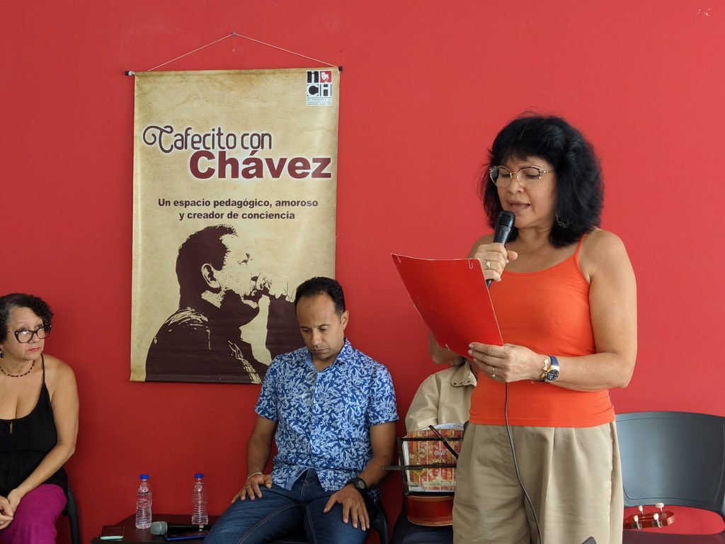 InstitutoHugoCH's tweet photo. #13Junio | Cantautores, poetas y poetisas elevan sus versos en homenaje al Cmdte Hugo Chávez, durante actividad organizada por el @InstitutoHugoCH en la sede del café “El Arañero de Sabaneta”.

#VenezuelaPotencia

@NicolasMaduro
@Adan_Coromoto https://t.co/up4JkOmh4P