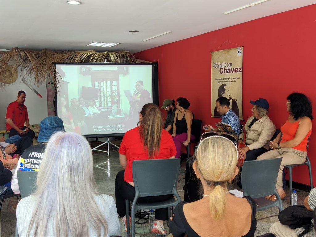 InstitutoHugoCH's tweet photo. #13Junio | Cantautores, poetas y poetisas elevan sus versos en homenaje al Cmdte Hugo Chávez, durante actividad organizada por el @InstitutoHugoCH en la sede del café “El Arañero de Sabaneta”.

#VenezuelaPotencia

@NicolasMaduro
@Adan_Coromoto https://t.co/up4JkOmh4P