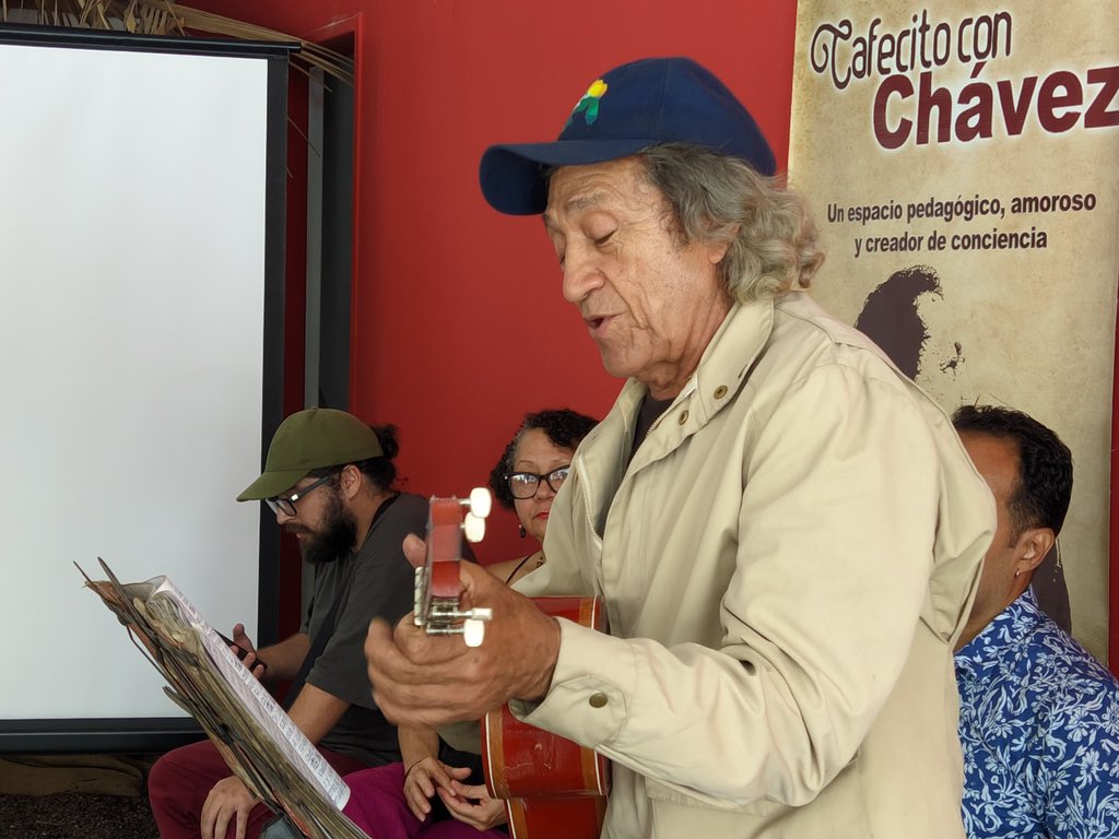 InstitutoHugoCH's tweet photo. #13Junio | Cantautores, poetas y poetisas elevan sus versos en homenaje al Cmdte Hugo Chávez, durante actividad organizada por el @InstitutoHugoCH en la sede del café “El Arañero de Sabaneta”.

#VenezuelaPotencia

@NicolasMaduro
@Adan_Coromoto https://t.co/up4JkOmh4P