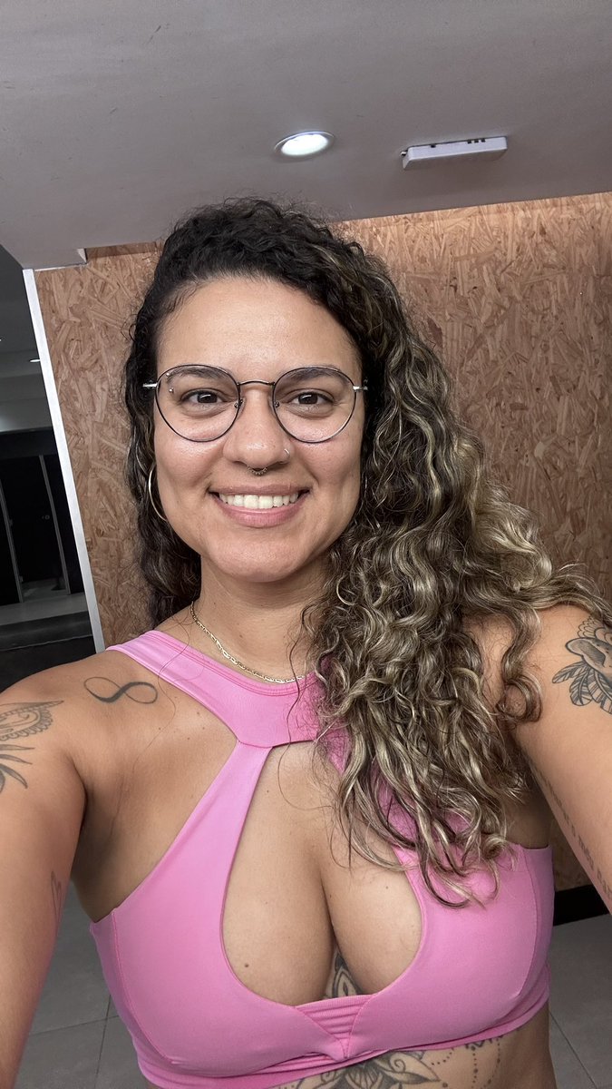 caozinho23's tweet photo. a cara de quem malhou perna com a calça rasgada na virilha https://t.co/XtB2vxTmxZ