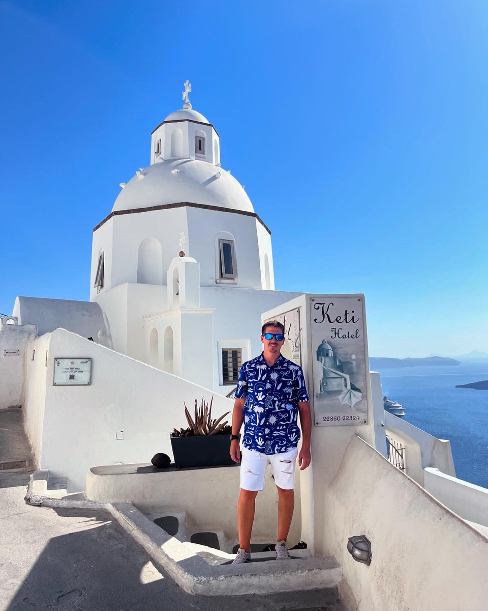 Platanico's tweet photo. “Un día lo sueñas y otro día estás en Santorini” #Imerovigli #Thira #Santorini #Grecia 🏝️🇬🇷 https://t.co/YWGybozvKo