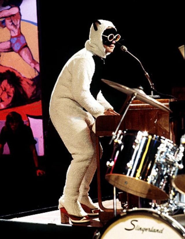 smallercolumbo's tweet photo. elton joggn.....wife went to see him at de hollywoud bowl. standin roum only so of course i got lost tryna ged to de restroum.....ended up on stage......no one saw me until mr. johgn crushed me with his big rock n roll shoes durin tiny dancer (mrs columbo reminded me of de irony) https://t.co/YGUBkotOur